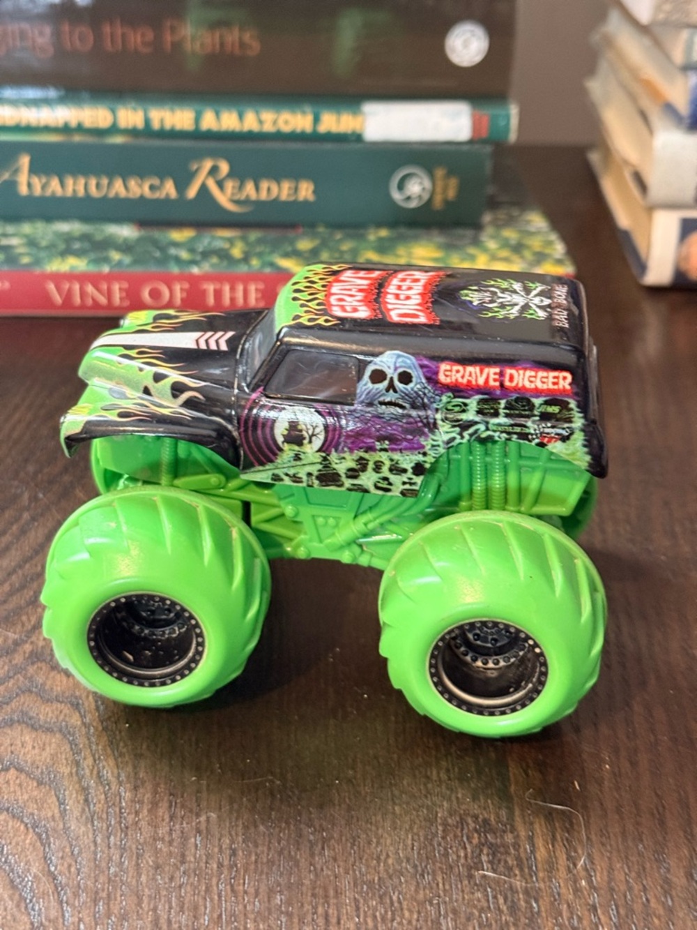 Grave Digger 1:64 Neon Green Spin Master Monster Truck Monster Jam